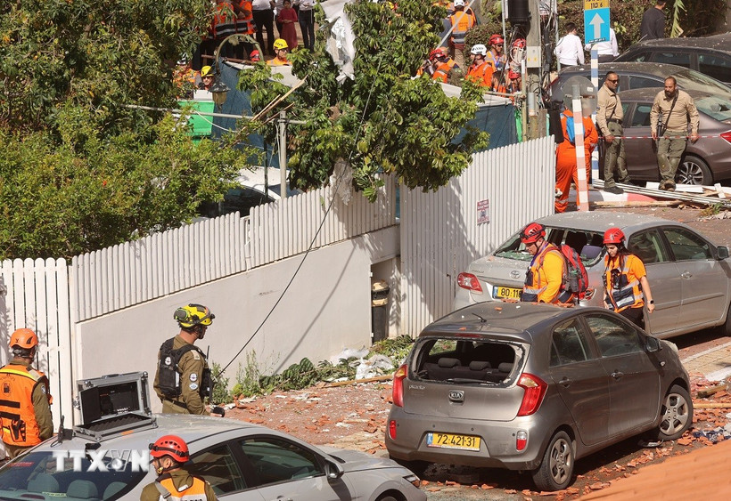 Hiện trường một vụ tấn công tên lửa tại Rehovot, Israel, ngày 20/3. (Ảnh: THX/TTXVN)