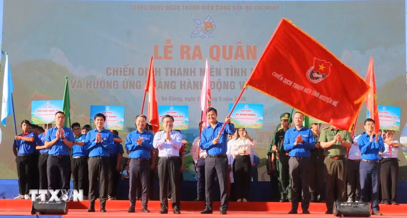 Ủy viên Bộ Chính trị, Bí thư Trung ương Đảng, Trưởng Ban Chính sách, chiến lược Trung ương Nguyễn Thanh Nghị thực hiện nghi thức trao cờ hiệu Chiến dịch Thanh niên tình nguyện Hè năm 2026. (Ảnh: Công Mạo/TTXVN)