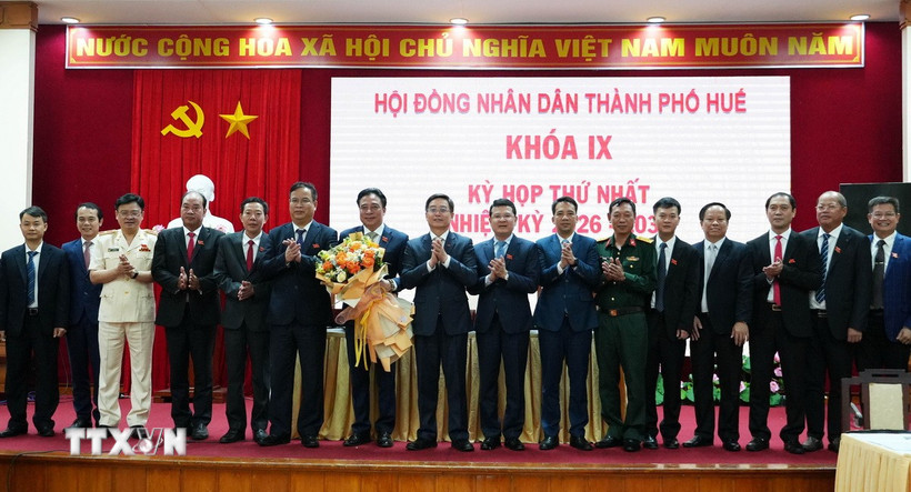 Tặng hoa chúc mừng Chủ tịch, các Phó Chủ tịch, Ủy viên UBND thành phố Huế nhiệm kỳ 2026-2031. (Ảnh: Nguyên Lý/TTXVN)