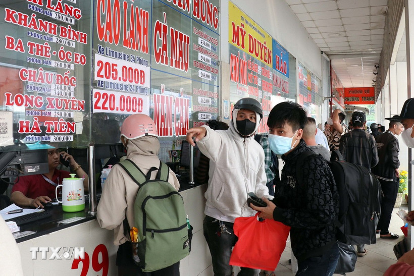 Khách mua vé tại Bến xe miền Tây. (Ảnh: Tiến Lực/TTXVN)
