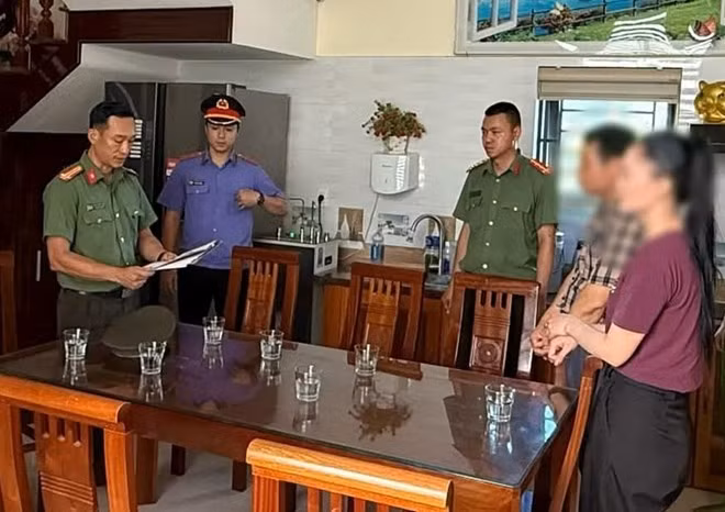 Ông Nguyễn Văn Đông (áo caro) bị tạm giam để điều tra vụ án nhận hối lộ. (Ảnh: Viện Kiểm sát Nhân dân tỉnh Quảng Trị)