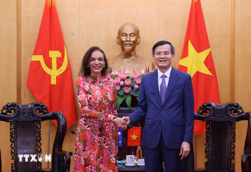 Đồng chí Đoàn Minh Huấn, Ủy viên Bộ Chính trị, Giám đốc Học viện Chính trị quốc gia Hồ Chí Minh tiếp bà Anne Aly, Bộ trưởng Phát triển Quốc tế, kiêm Bộ trưởng Doanh nghiệp Nhỏ và Bộ trưởng Các vấn đề Đa văn hóa Australia. (Ảnh: Văn Điệp/TTXVN)