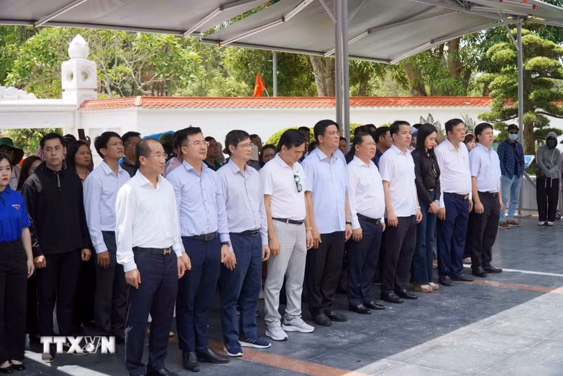 Đoàn công tác Đảng ủy Mặt trận Tổ quốc, các đoàn thể Trung ương dâng hương tại Khu mộ 10 nữ liệt sỹ thanh niên xung tại Ngã ba Đồng Lộc. (Ảnh: Hữu Quyết/TTXVN)
