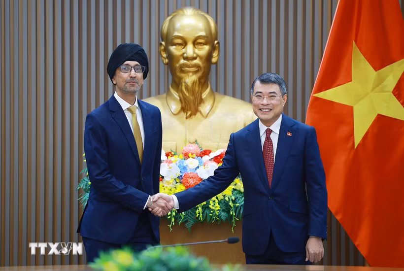 Thủ tướng Lê Minh Hưng tiếp Đại sứ Singapore Rajpal Singh. (Ảnh: Dương Giang/TTXVN)