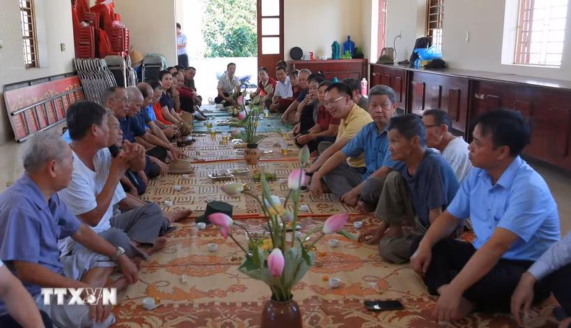 Một buổi “Trà sáng thứ Bảy - Chính quyền lắng nghe nhân dân” tổ chức tại thôn Đại Thắng, xã Kiến Hưng. (Ảnh: Minh Thu/TTXVN)