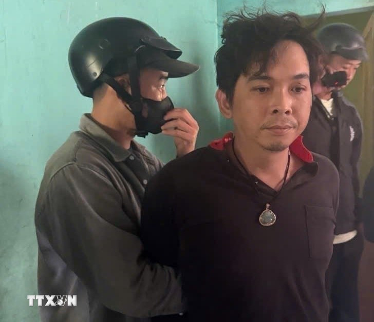 Trần Dương Hoàng (35 tuổi) ngụ ấp Thành Đông, xã Ninh Điền, tỉnh Tây Ninh bị Cơ quan chức năng bắt giữ. (Ảnh: TTXVN phát)