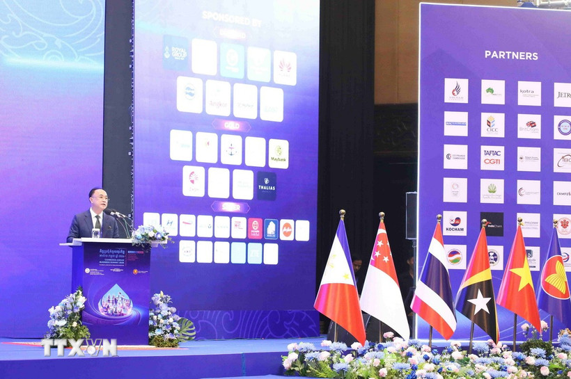 Ông Neak Oknha Kith Meng - Chủ tịch Phòng Thương mại Campuchia (CCC), Chủ tịch Hội đồng Tư vấn kinh doanh ASEAN (ASEAN-BAC) của Campuchia - phát biểu tại phiên khai mạc Hội nghị thượng đỉnh kinh doanh Campuchia-ASEAN 2026. (Ảnh: Huỳnh Thảo/TTXVN)