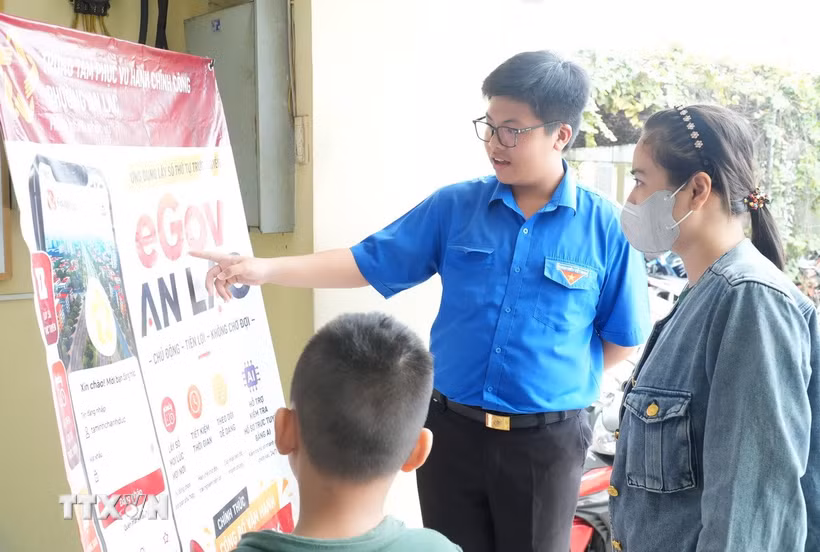 Phường An Lạc phát triển thêm nhiều nền tảng, ứng dụng công nghệ để đem lại nhiều tiện ích cho người dân. (Ảnh: Hữu Duyên/TTXVN)