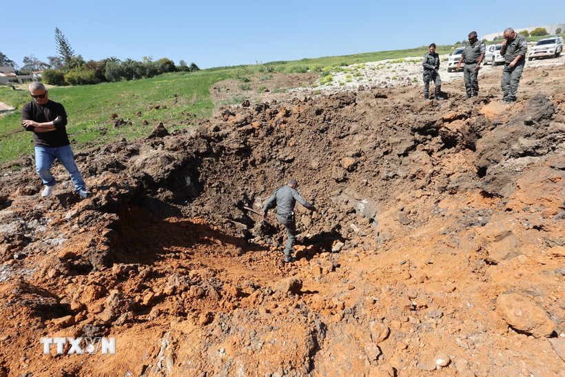 Hiện trường một vụ tấn công tên lửa tại Beit Shemesh, Israel. (Ảnh: THX/TTXVN)