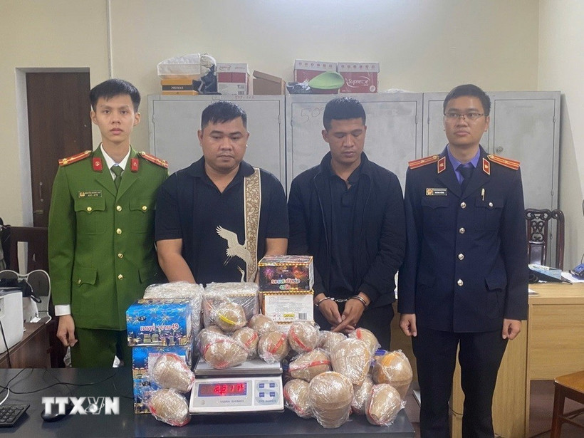 Bắt giữ các đối tượng dây sản xuất, buôn bán hơn 3 tấn thuốc pháo, pháo và tiền chất. (Ảnh: TTXVN phát)