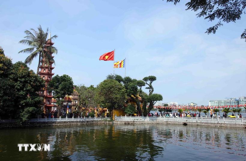 Chùa Trấn Quốc trong tiết trời Xuân Tết Bính Ngọ. (Ảnh: Phạm Kiên/TTXVN)