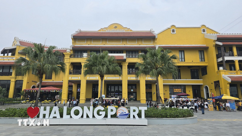 Ngay trong ngày mùng 1, Cảng tàu khách quốc tế Hạ Long đón trên 8.000 lượt du khách tham quan vịnh Hạ Long. (Ảnh: Thanh Vân/TTXVN)