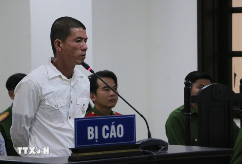 Hội đồng xét xử tuyên phạt bị cáo Nguyễn Quốc Tuấn (Tuấn Mo) 6 tháng tù giam về tội “Giết người do vượt quá giới hạn phòng vệ chính đáng.” (Ảnh: Tuấn Kiệt/TTXVN)