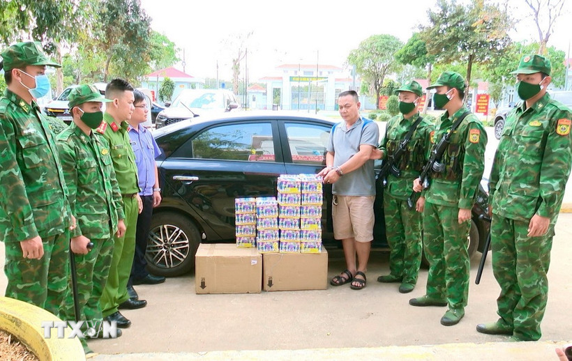 Tây Ninh: Bắt quả tang đối tượng vận chuyển số lượng lớn pháo lậu Đối tượng Nguyễn Văn Khuynh bị bắt quả tang cùng tang vật và phương tiện. (Ảnh: TTXVN phát)