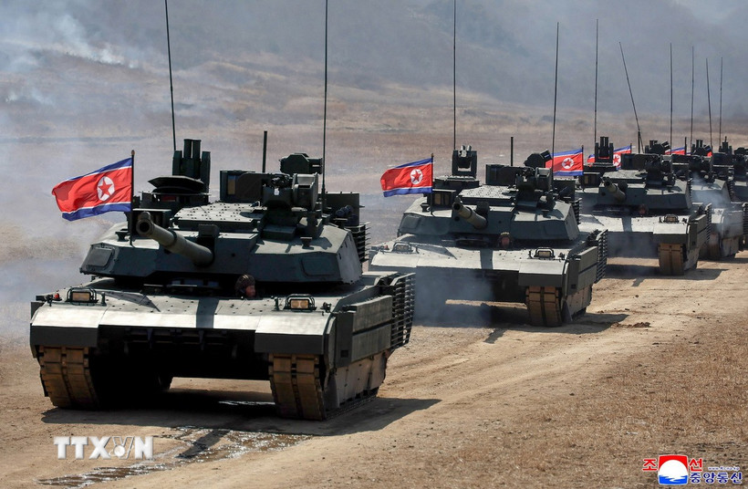 Ngày 20/3/2026, Nhà lãnh đạo Triều Tiên Kim Jong Un đã trực tiếp giám sát một cuộc tập trận tấn công phối hợp giữa bộ binh và lực lượng thiết giáp. (Ảnh: KCNA/TTXVN)