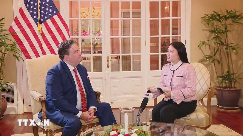 Đại sứ Mỹ Marc Knapper trả lời phỏng vấn phóng viên TTXVN. (Ảnh: TTXVN phát)
