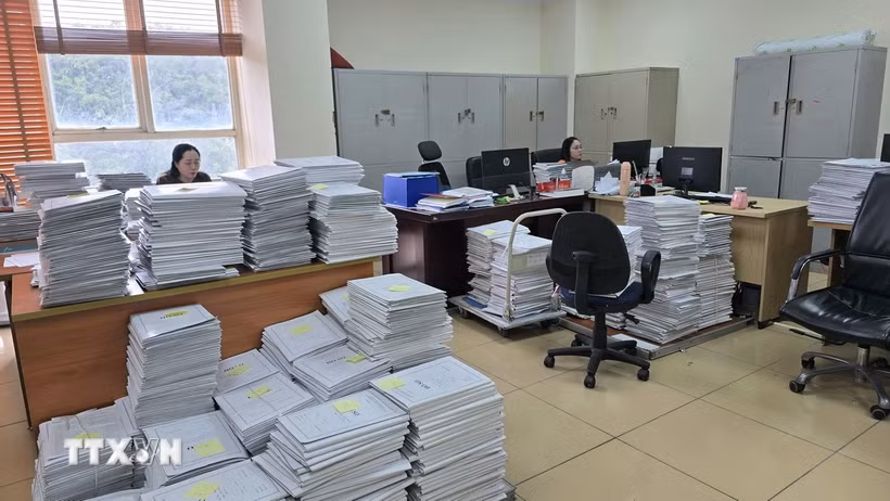 Khối lượng hồ sơ khủng được rà soát, phục vụ cho công tác làm sạch dữ liệu đất đai tỉnh Quảng Ninh. (Ảnh: Thanh Vân/TTXVN)