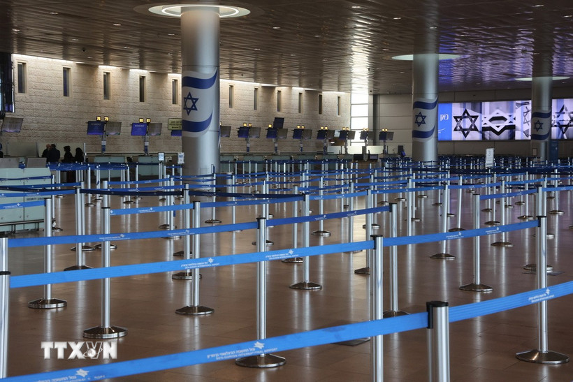 Cảnh vắng vẻ tại sân bay quốc tế Ben Gurion gần Tel Aviv, Israel khi nước này đóng cửa không phận. (Ảnh: THX/TTXVN)