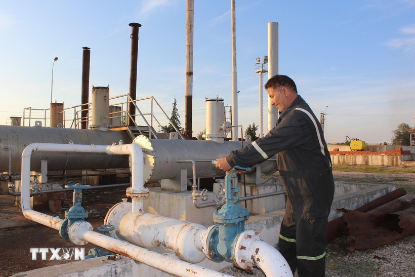 Công nhân làm việc tại nhà máy lọc dầu ở Qamishli, tỉnh Hasakah, Syria. (Ảnh: THX/TTXVN)