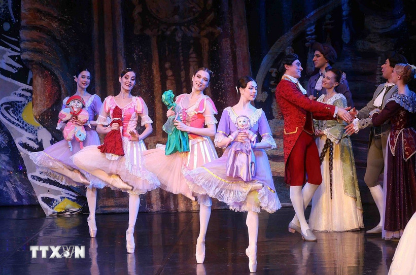 Các nghệ sỹ biểu diễn vở ballet “The Nutcracker” (Kẹp hạt dẻ) tại chương trình. (Ảnh: Phạm Kiên/TTXVN)