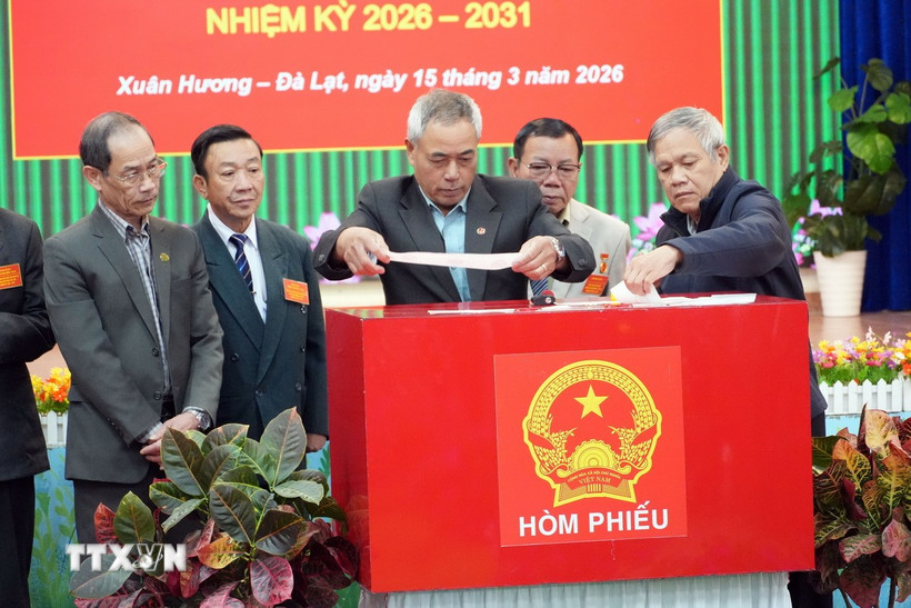 Các thành viên khu vực bỏ phiếu số 21, phường Xuân Hương-Đà Lạt làm thủ tục niêm phong hòm phiếu trong Lễ khai mạc kỳ bầu cử. (Ảnh Chu Quốc Hùng/TTXVN)