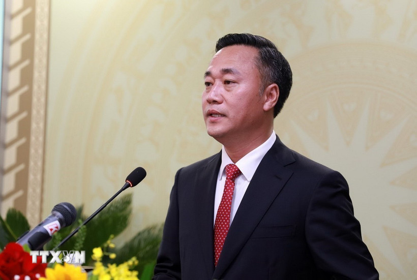 Ông Nguyễn Việt Hùng, tân Chủ tịch Ủy ban Nhân dân tỉnh Khánh Hòa, phát biểu nhận nhiệm vụ. (Ảnh: Xuân Triệu/TTXVN)