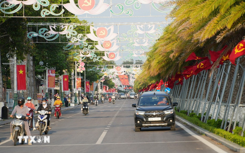 Tuyến đường 16 Tháng 4, phường Phan Rang (Khánh Hòa) trang hoàng rực rỡ cờ và panô tuyên truyền về cuộc bầu cử đại biểu Quốc hội khóa XVI và đại biểu Hội đồng nhân dân các cấp nhiệm kỳ 2026-2031. (Ảnh: Nguyễn Thành/TTXVN)