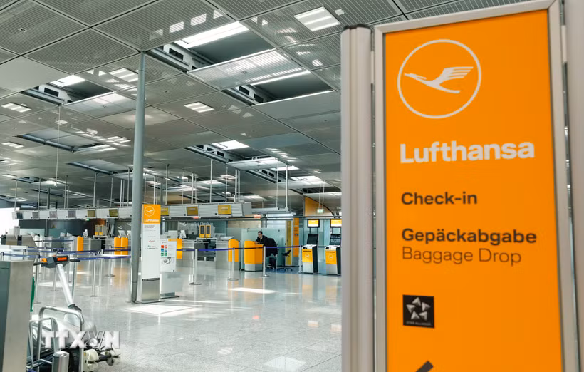 Quầy làm thủ tục của hãng hàng không Lufthansa tại sân bay Frankfurt, Đức. (Ảnh: THX/TTXVN)