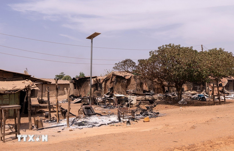 Cảnh tàn phá sau vụ tấn công của các nhóm vũ trang tại khu vực Woro và Nuku thuộc bang Kwara, Nigeria ngày 5/2. (Ảnh: Anadolu Agency/TTXVN)