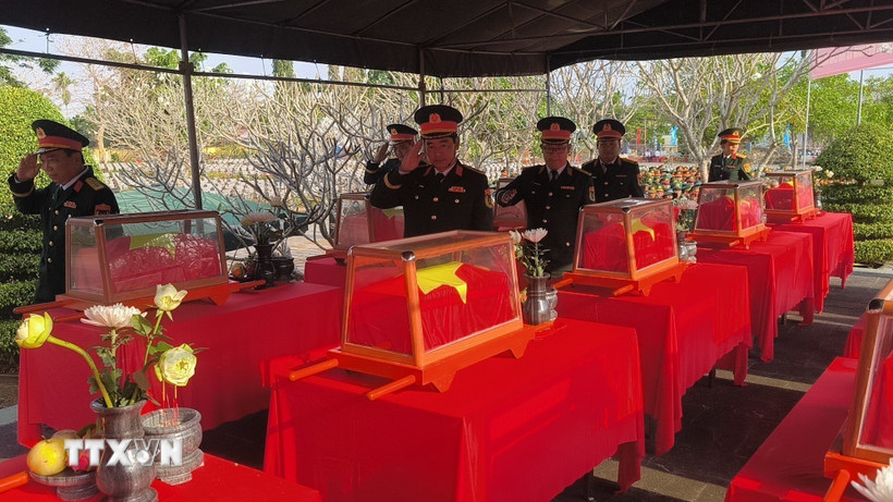 Đại biểu bày tỏ lòng thành kính trước anh linh anh hùng liệt sỹ. (Ảnh: Huỳnh Phúc Hậu/TTXVN)