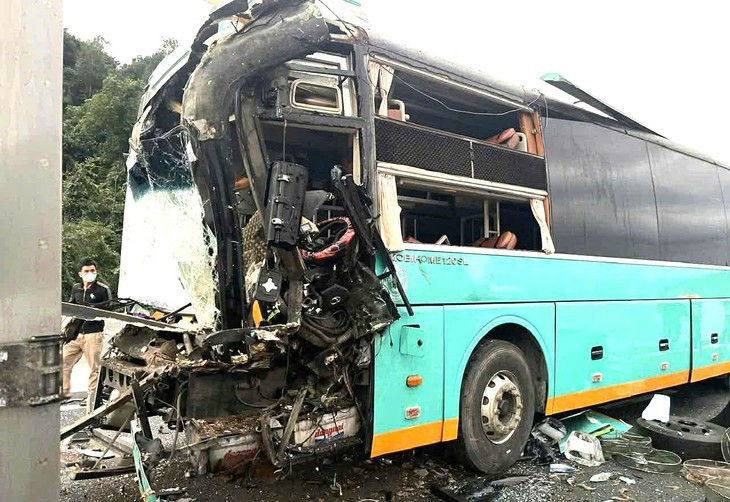Hiện trường vụ tai nạn giao thông liên hoàn trên cao tốc Vân Phong-Nha Trang. (Ảnh: Trung tâm cấp cứu 115 Khánh Hòa)