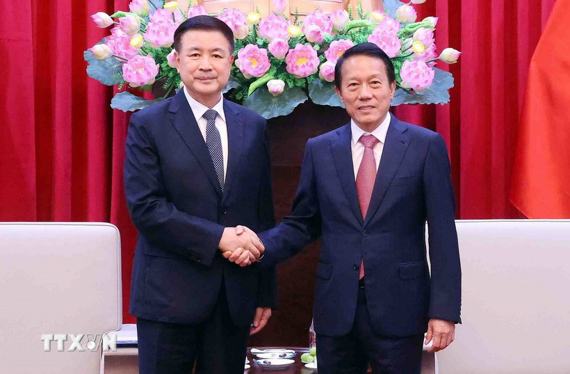 Đại tướng Lương Tam Quang, Bộ trưởng Bộ Công an Việt Nam với Bộ trưởng Bộ Công an Trung Quốc Vương Tiểu Hồng. (Ảnh: Phạm Kiên/TTXVN)