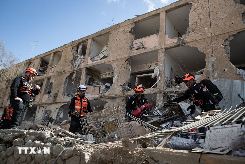 Lực lượng cứu hộ tại hiện trường vụ tấn công tên lửa của Iran xuống khu vực ở thành phố Dimona, Israel ngày 22/3. (Ảnh: THX/TTXVN)