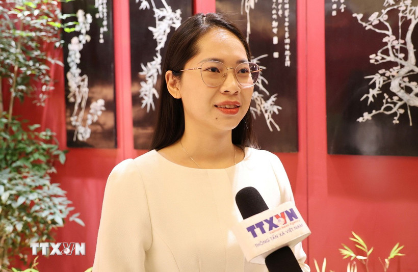 Chị Ngô Thị Huyền Trang, nghiên cứu sinh Tiến sỹ tại Đại học Ngôn ngữ Bắc Kinh, trả lời phỏng vấn phóng viên TTXVN tại Bắc Kinh. (Ảnh: Quang Hưng/TTXVN)