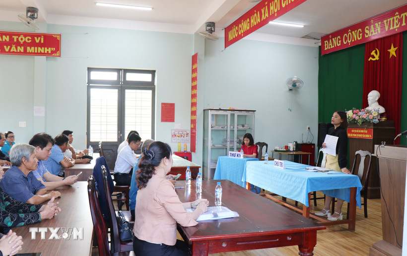 Hội nghị lấy ý kiến cử tri nơi cư trú đối với người được ứng cử đại biểu Hội đồng nhân dân xã tại Nhà văn hóa thôn Thọ Trung, Thọ Phong, tỉnh Quảng Ngãi. (Ảnh: Phạm Cường/TTXVN)