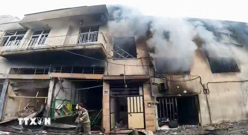 Khói bốc lên từ tòa nhà tại Tehran, Iran sau cuộc tấn công do lực lượng Mỹ-Israel tiến hành ngày 11/3. (Ảnh: ANI/TTXVN)