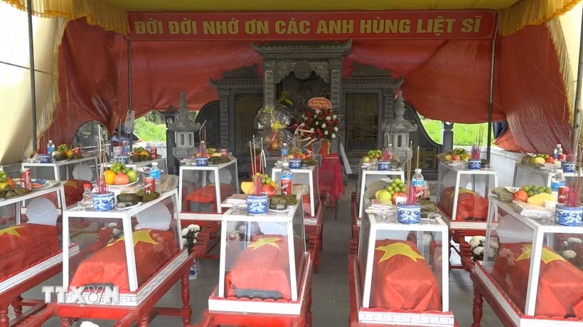 Hiện 13 hài cốt liệt sỹ đã được đưa về quàn và hương khói tại Đền thờ Liệt sỹ Trung đoàn 88, Sư đoàn 308 ở khu vực Câu Nhi, xã Nam Hải Lăng, tỉnh Quảng Trị. (Ảnh: TTXVN phát)