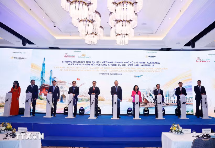 Tổng Bí thư, Chủ tịch nước Tô Lâm và các đại biểu thực hiện nghi thức kỷ niệm 35 năm kết nối hàng không, du lịch Việt Nam-Australia. (Ảnh: Thống Nhất/TTXVN)