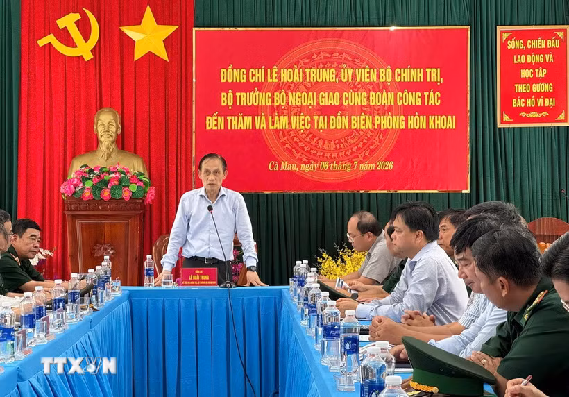 Bộ trưởng Bộ Ngoại giao Lê Hoài Trung phát biểu tại chuyến làm việc trên đảo Hòn Khoai, tỉnh Cà Mau. (Ảnh: TTXVN phát)