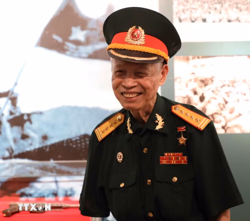 Đại tá La Văn Cầu, Anh hùng lực lượng vũ trang nhân dân Việt Nam, tham dự triển lãm chuyên đề “Thanh niên Quân đội - Vững bước dưới cờ Đảng” tại Bảo tàng Lịch sử Quân sự Việt Nam, tháng 3/2021. (Ảnh: Thanh Tùng/TTXVN)