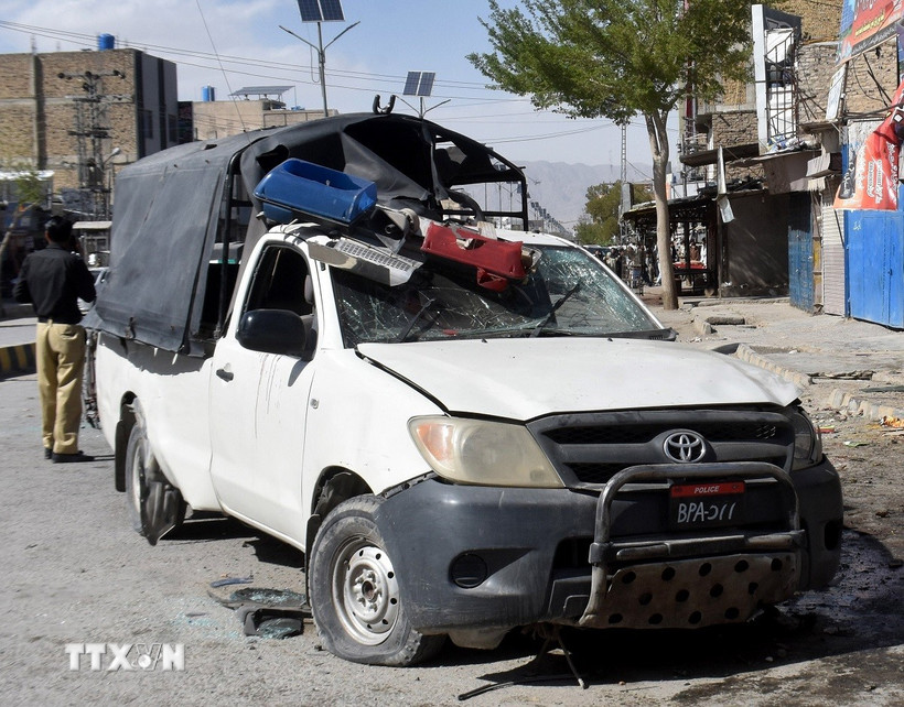 Xe cảnh sát bị hư hại trong một vụ đánh bom ở Quetta, Pakistan ngày 27/3/2025. (Ảnh: THX/TTXVN)