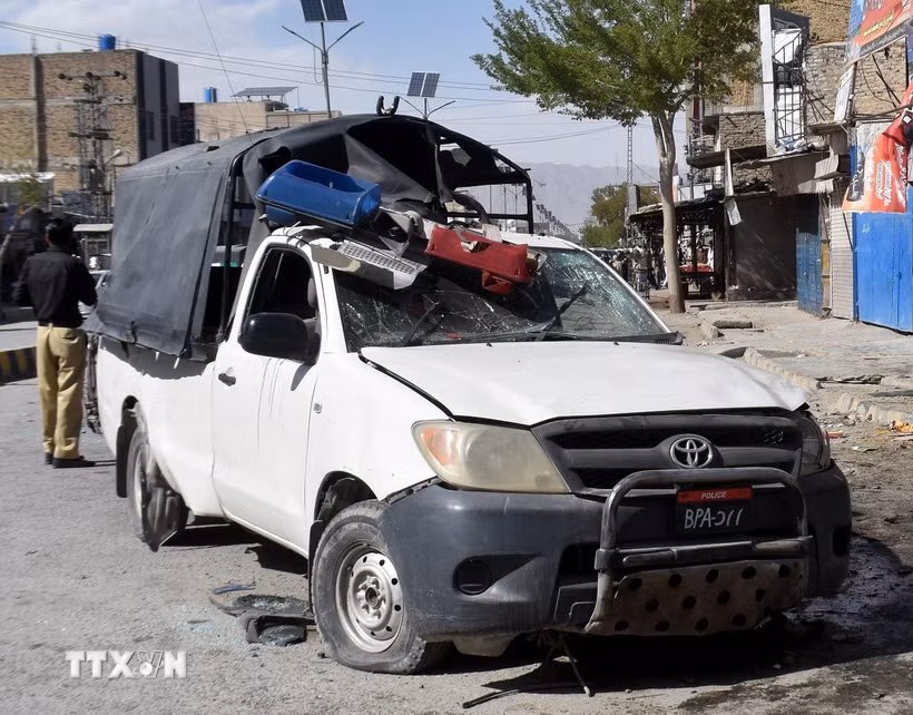 Xe cảnh sát bị hư hại trong một vụ đánh bom ở Quetta, Pakistan ngày 27/3/2025. (Ảnh: THX/TTXVN)
