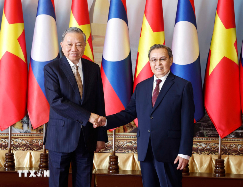 Tổng Bí thư Tô Lâm hội kiến Chủ tịch Quốc hội Lào Saysomphone Phomvihane. (Ảnh: Thống Nhất/TTXVN)