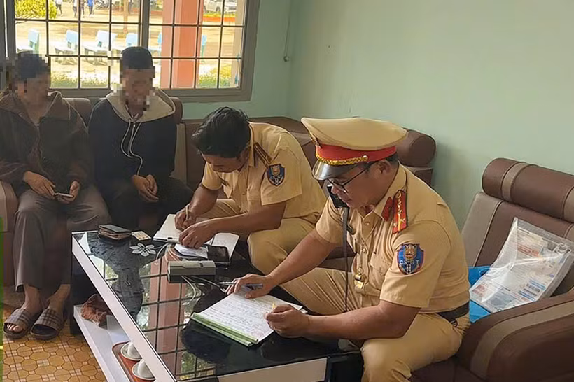 Lực lượng Cảnh sát giao thông Lâm Đồng làm việc với nam sinh và người thân có hành vi lạng lách, đánh võng trên đường Hồ Chí Minh. (Nguồn: Báo Lâm Đồng)
