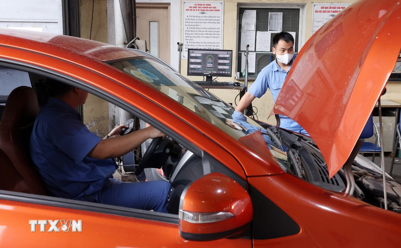 Thực hiện kiểm tra khí thải đối với ôtô sử dụng nhiên liệu xăng, diesel tại Chi nhánh Đăng kiểm xe cơ giới 2903V (Hà Nội). (Ảnh: Quốc Khánh/TTXVN)