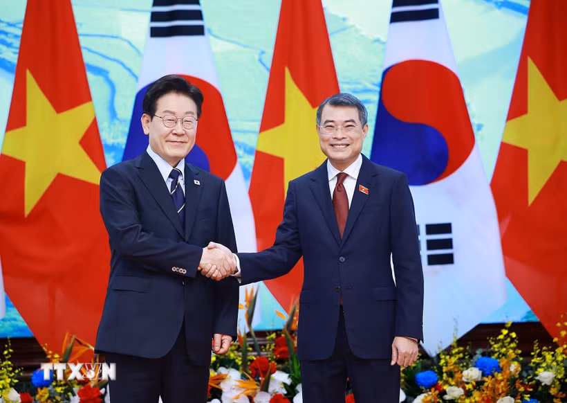 Thủ tướng Lê Minh Hưng hội kiến Tổng thống Hàn Quốc Lee Jae Myung. (Ảnh: Dương Giang/TTXVN)
