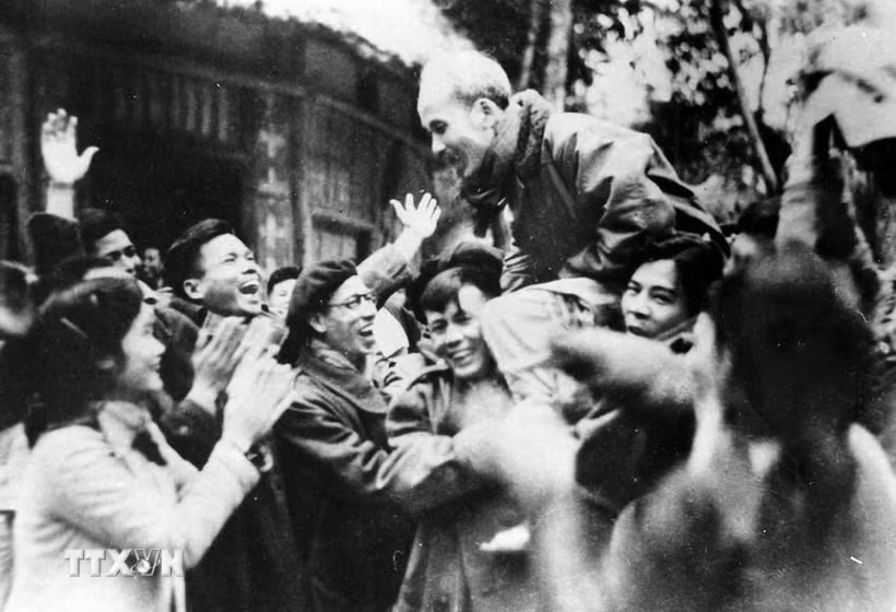 Các đại biểu dự Đại hội toàn quốc thống nhất Việt Minh- Liên Việt chào mừng Chủ tịch Hồ Chí Minh đến dự Đại hội (1951). (Ảnh: TTXVN)