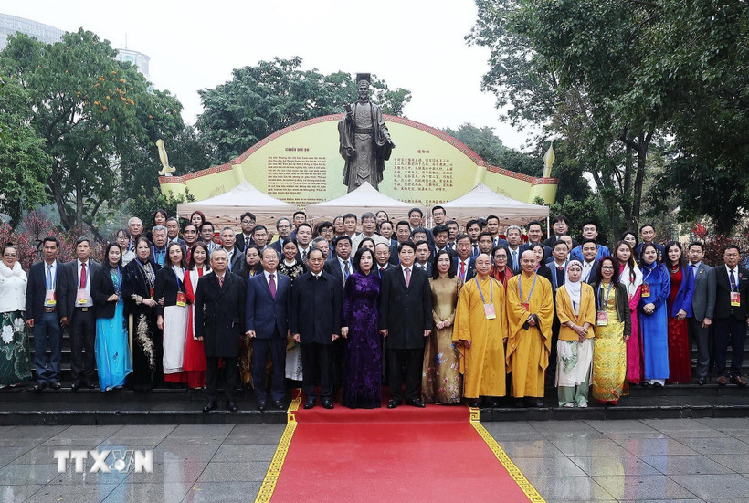 Chủ tịch nước Lương Cường và Phu nhân cùng các đại biểu trước tượng đài Vua Lý Thái Tổ. (Ảnh: Lâm Khánh/TTXVN)