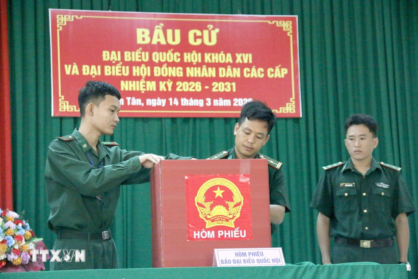 Nghi thức khai mạc bầu cử tại Tiểu đoàn Huấn luyện- Cơ động 2 được thực hiện nghiêm túc, trang trọng, đầy đủ thủ tục, đúng theo quy định. (Ảnh: Hồng Hiếu/TTXVN)