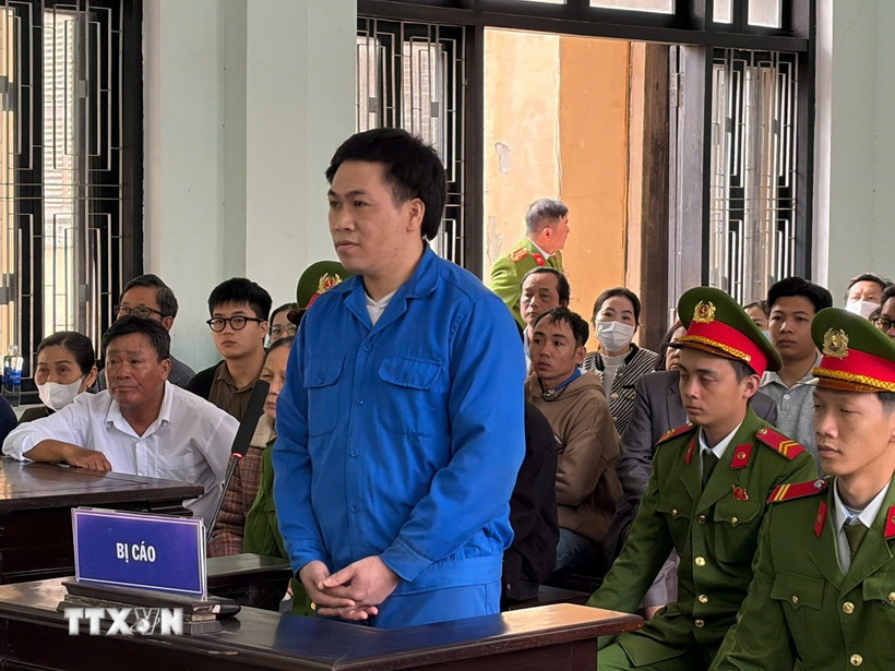 Bị cáo Phan Văn Phú tại phiên xét xử sơ thẩm. (Ảnh: TTXVN phát)